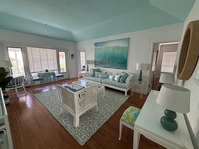 424 Chilean Ave #4 — Photo 1