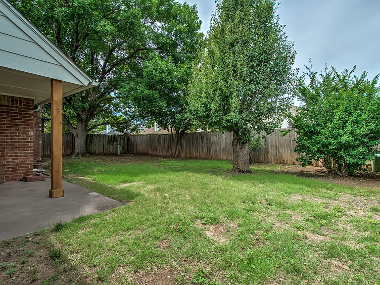 1817 Victoria Dr — Photo 42