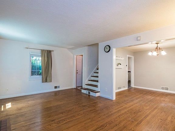 2nd image of 115 Abbott St