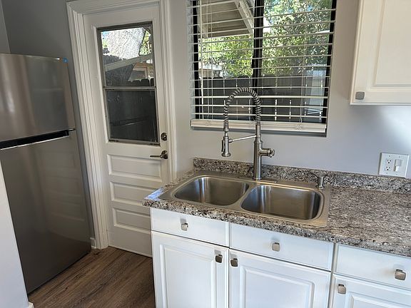 5th image of 145 1/2 N Myrtle Ave