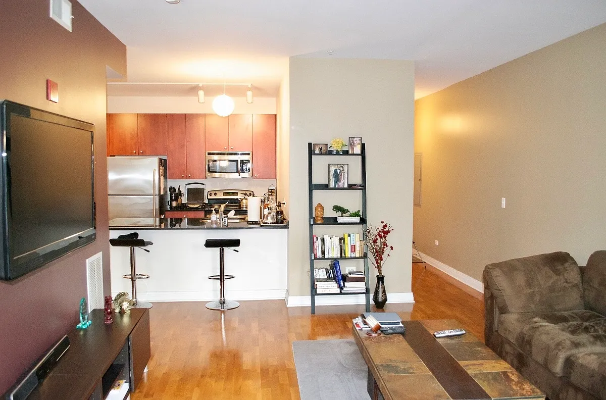 Photo 2 of 8 - 565 W Quincy St #1201 - Chicago, IL Building Photo - 565 W Quincy St #1201