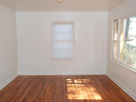 3rd image of 218 Dogwood St