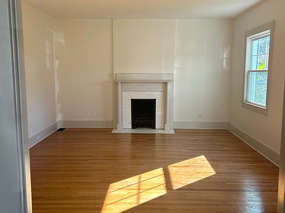 3rd image of 805 Sunset Dr