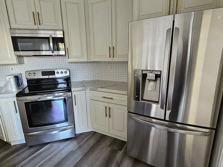 8409 Thornbury Dr — Photo 2