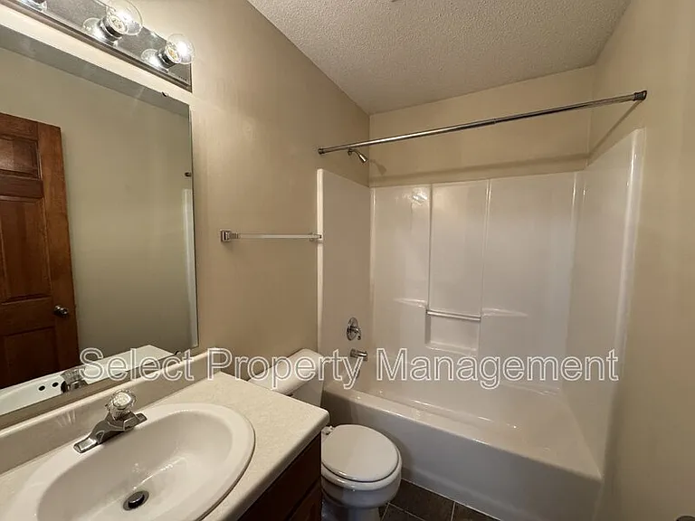 7401 Montclair Dr — Photo 7