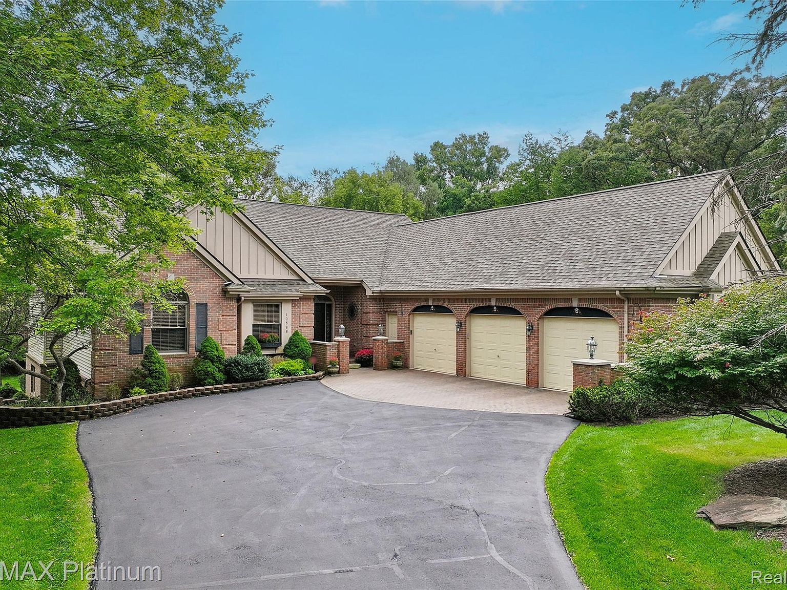 10688 Eagle Ravine Dr, Brighton, MI 48114