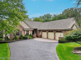 10688 Eagle Ravine Dr, Brighton, MI 48114