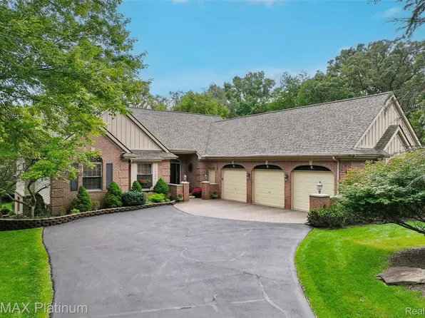 10688 Eagle Ravine Dr, Brighton, MI 48114