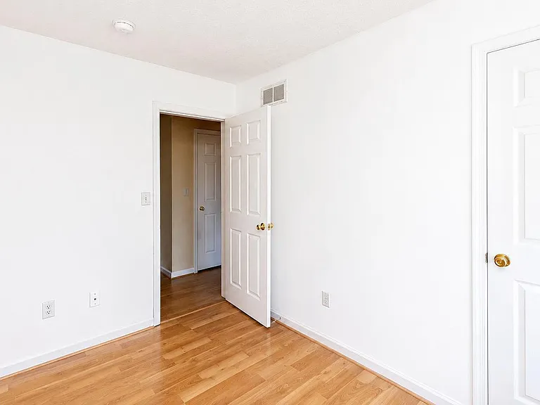 304 Chatham Sq — Photo 17