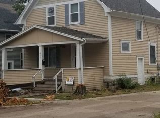 417 9th St NW, Cedar Rapids, IA 52405