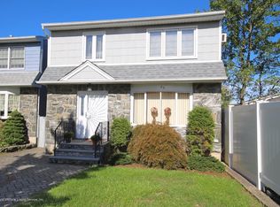 22 Teakwood Ct, Staten Island, NY 10308