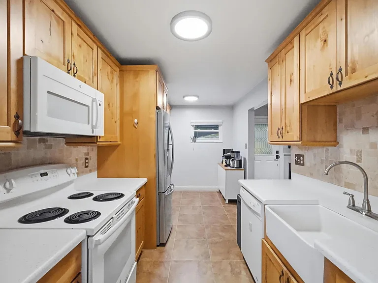 521 W Lutz Lake Fern Rd — Photo 12