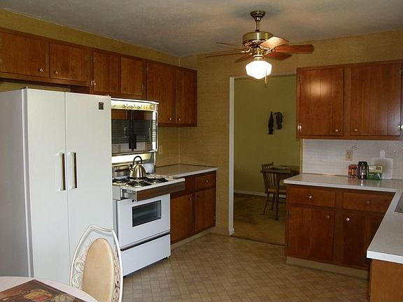 Pretty kitchen flows to DR, patio & LL Family Room!