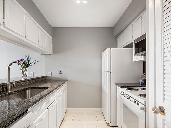 4th image of 208 Wilshire Dr APT B