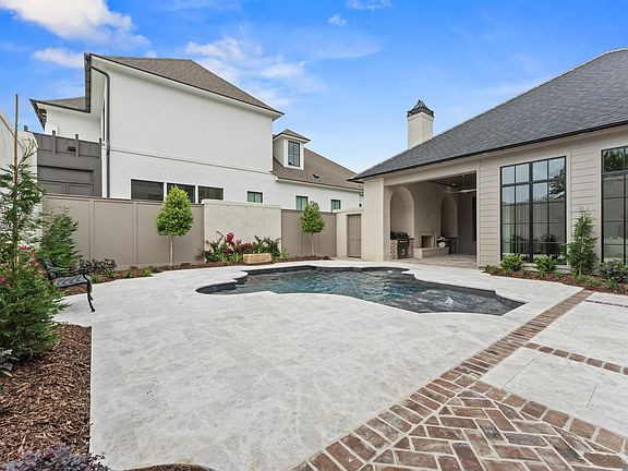 4th image of 643 Adelia Ln