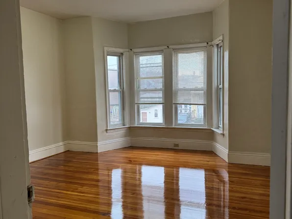 14 Holyoke St, Malden, MA 02148