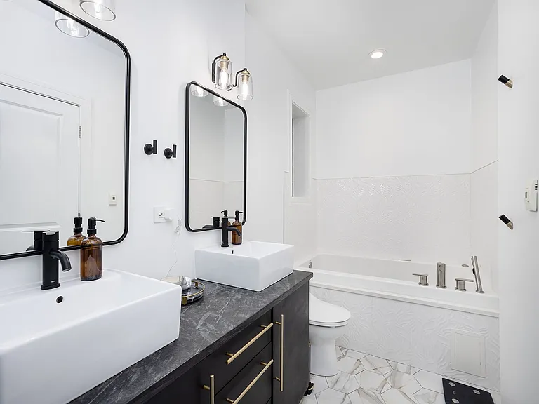 821 W Roscoe St #1 — Photo 47