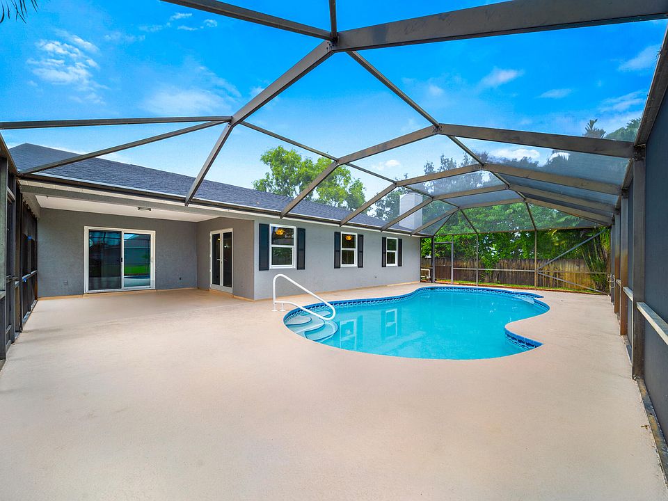 1st image of 634 SE Damask Avenue