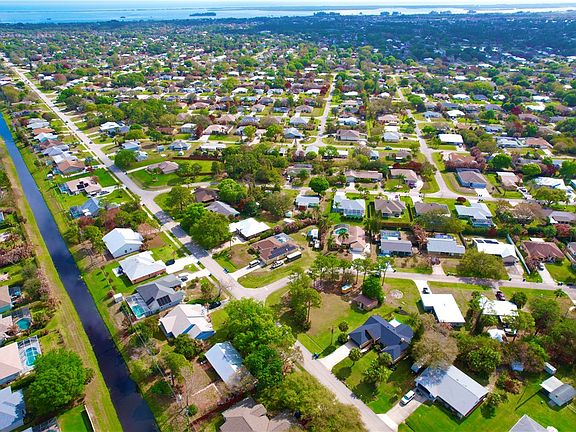 4th image of 381 Main St