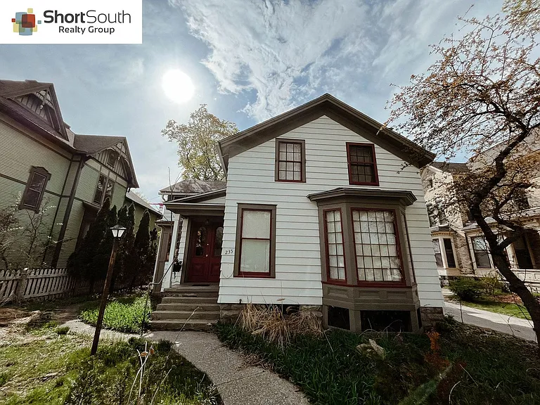 235 Lafayette Ave NE — Photo 8