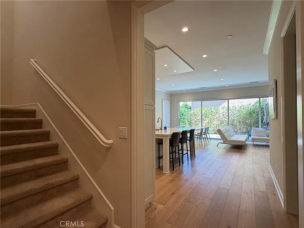 3 bed, 2.5 bath, 2011 sqft, $6,000 — Photo 4