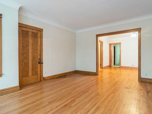 4th image of 5047 W Oakdale Ave