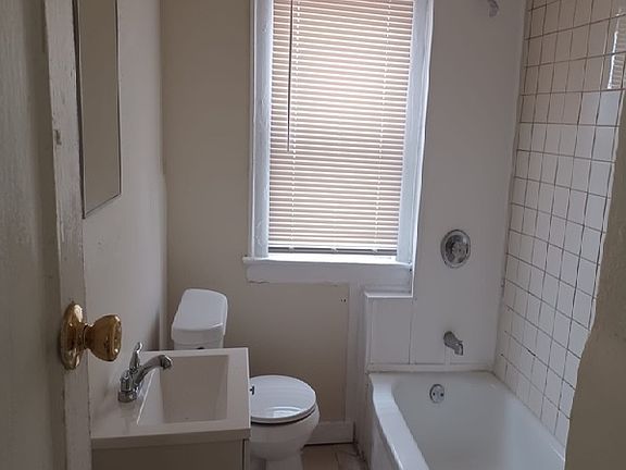 4th image of 3259 E 123rd St #Street1
