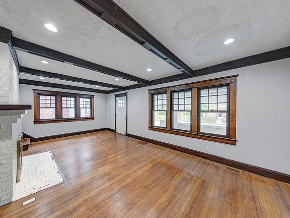 5th image of 110 N Riley Ave