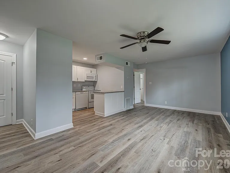 1048 Avondale Rd — Photo 3