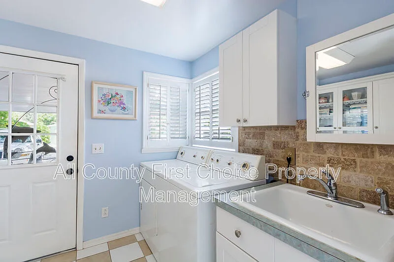 3 bed, 1.0 bath, 917 sqft, $2,395 — Photo 4