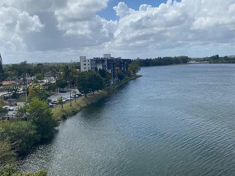 1301 NE Miami Gardens Dr #702W — Photo 4