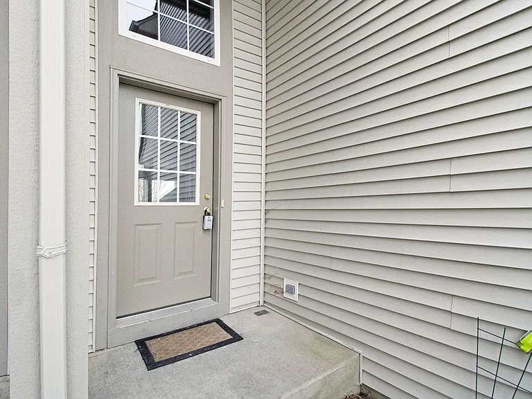 409 Metropolitan St — Photo 2