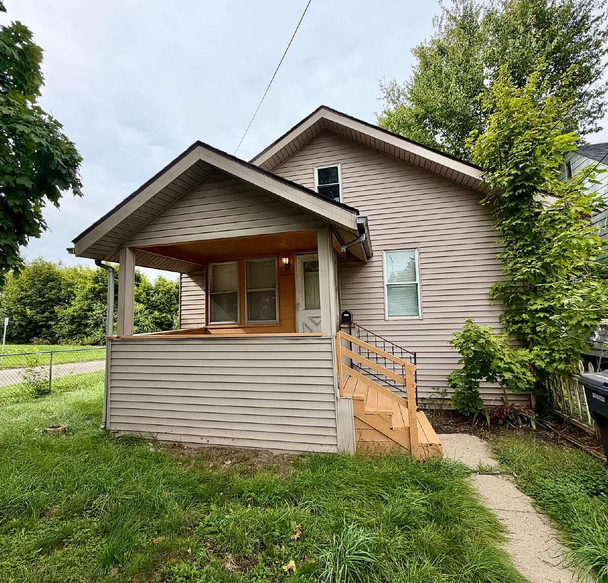 2 bed, 1.0 bath, 772 sqft, $1,100 — Photo 1