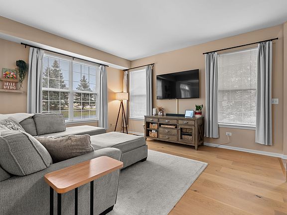 3rd image of 810 Oak Hollow Rd