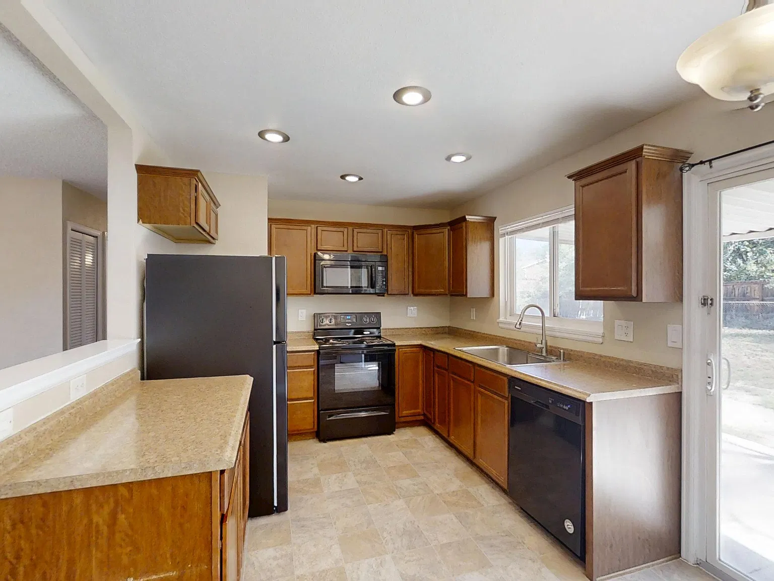3 bed, 1248 sqft, $1,900 — Photo 2