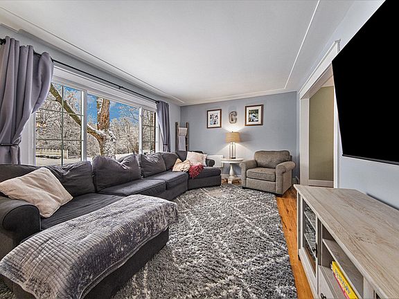5th image of 325 Hillcrest Blvd