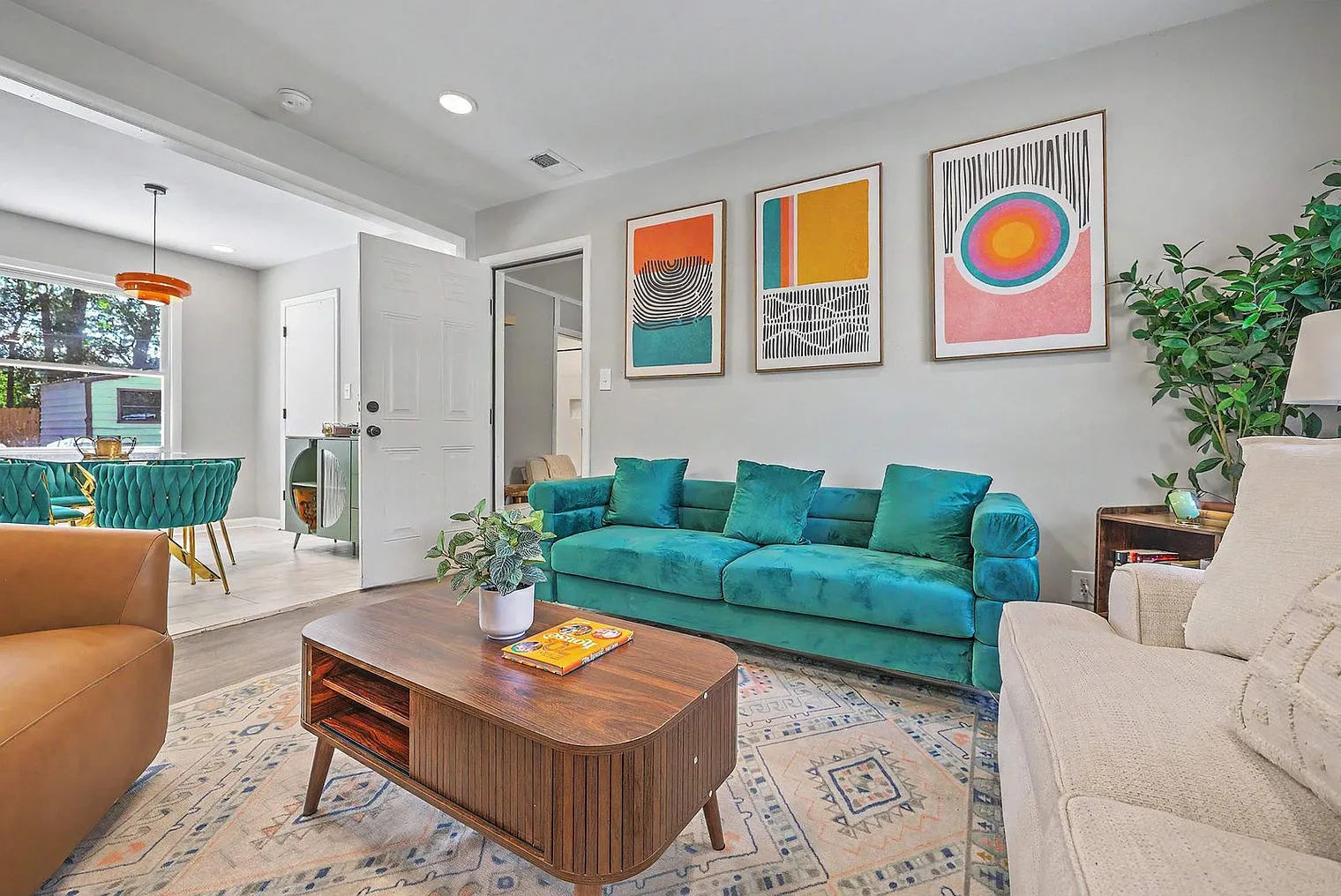4 bed, 2.0 bath, 1291 sqft, $4,064 — Photo 2