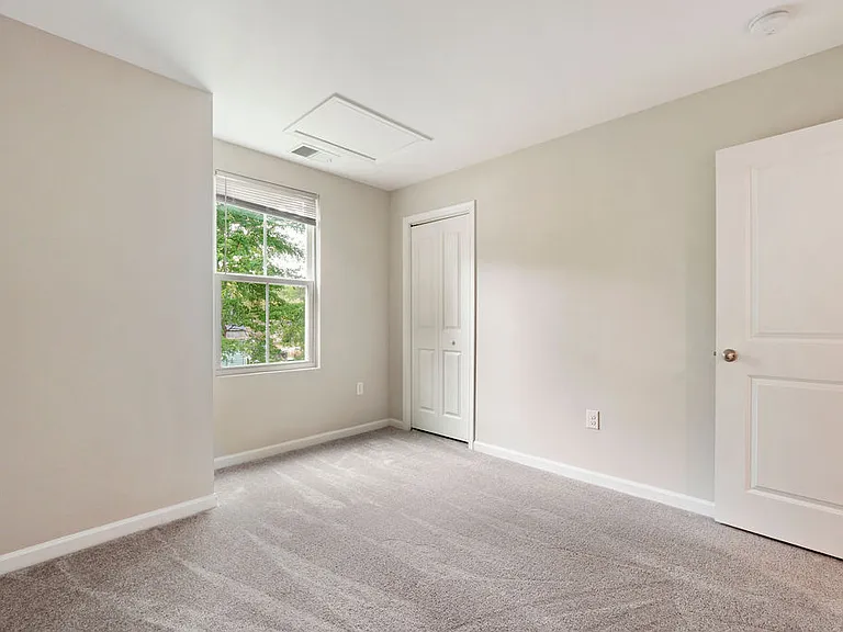 5626 Noble Ave — Photo 13