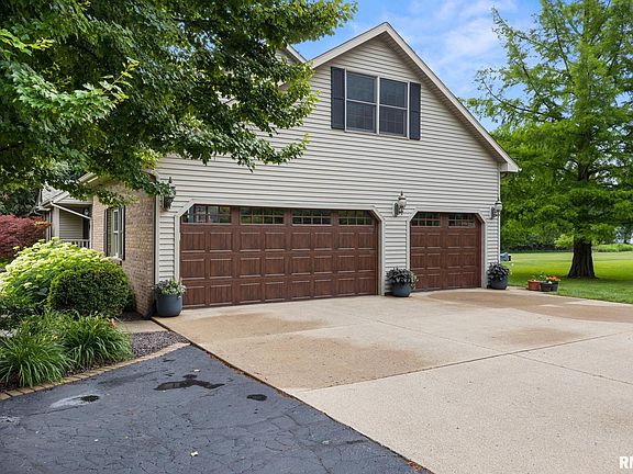 3rd image of 1205 Oak Leaf Ln