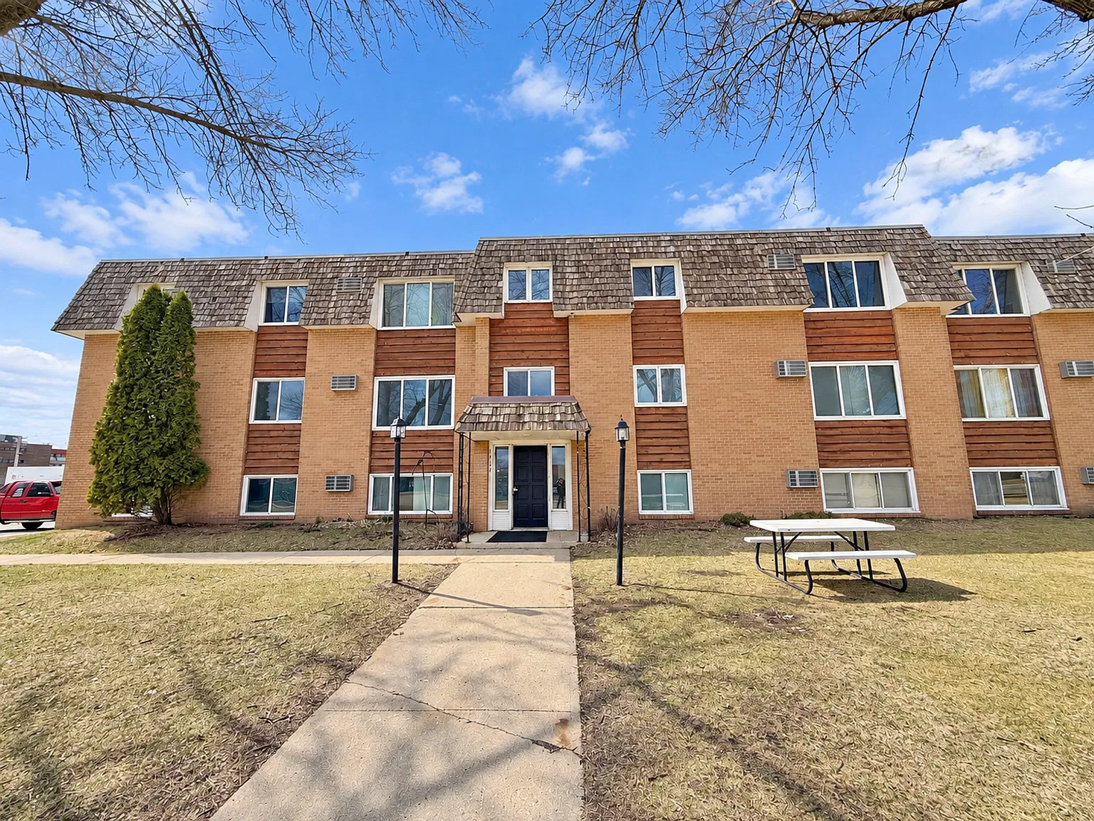 1 and 2 Bedroom Apartments Recently Renovated! Pet Friendly building, Specials, AC in unit! — Photo 1