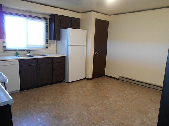 Large Eat in Kitchen with pantry, dishwasher, new flooring