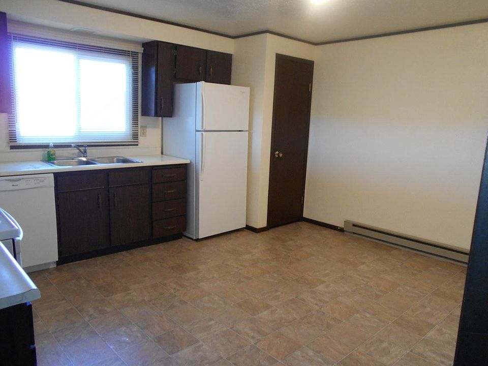 Large Eat in Kitchen with pantry, dishwasher, new flooring