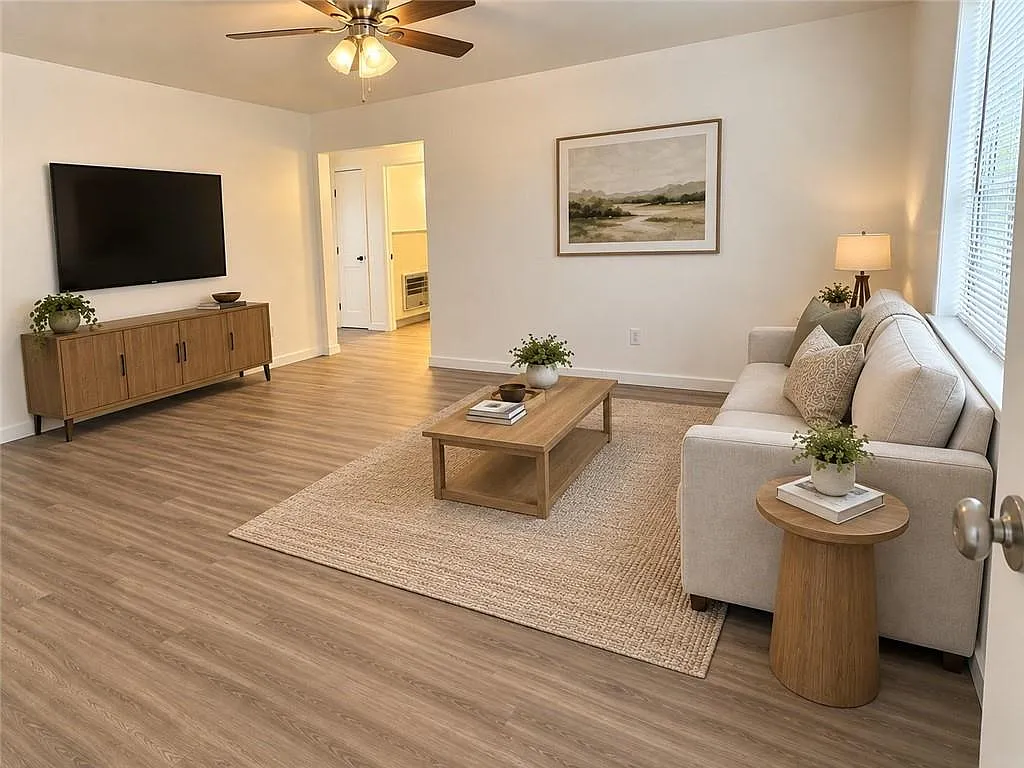 2 bed, 852 sqft, $1,325 — Photo 2