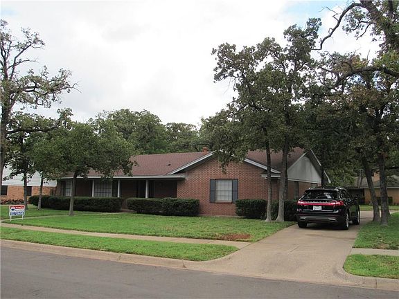 2nd image of 1705 Hilltop Ln