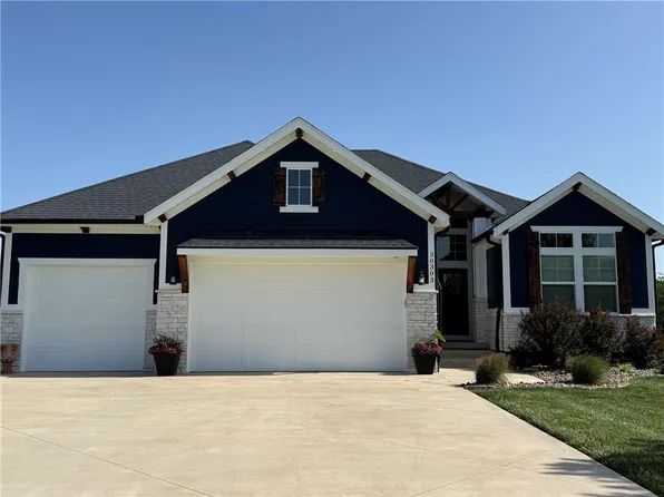 30303 Woodland Dr, Pleasant Hill, MO 64080