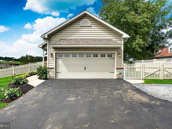 2nd image of 3054 Manor Rd