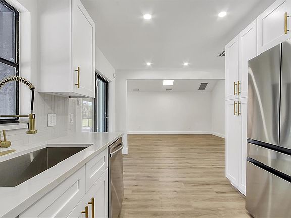 5th image of 707 Riverbend Blvd
