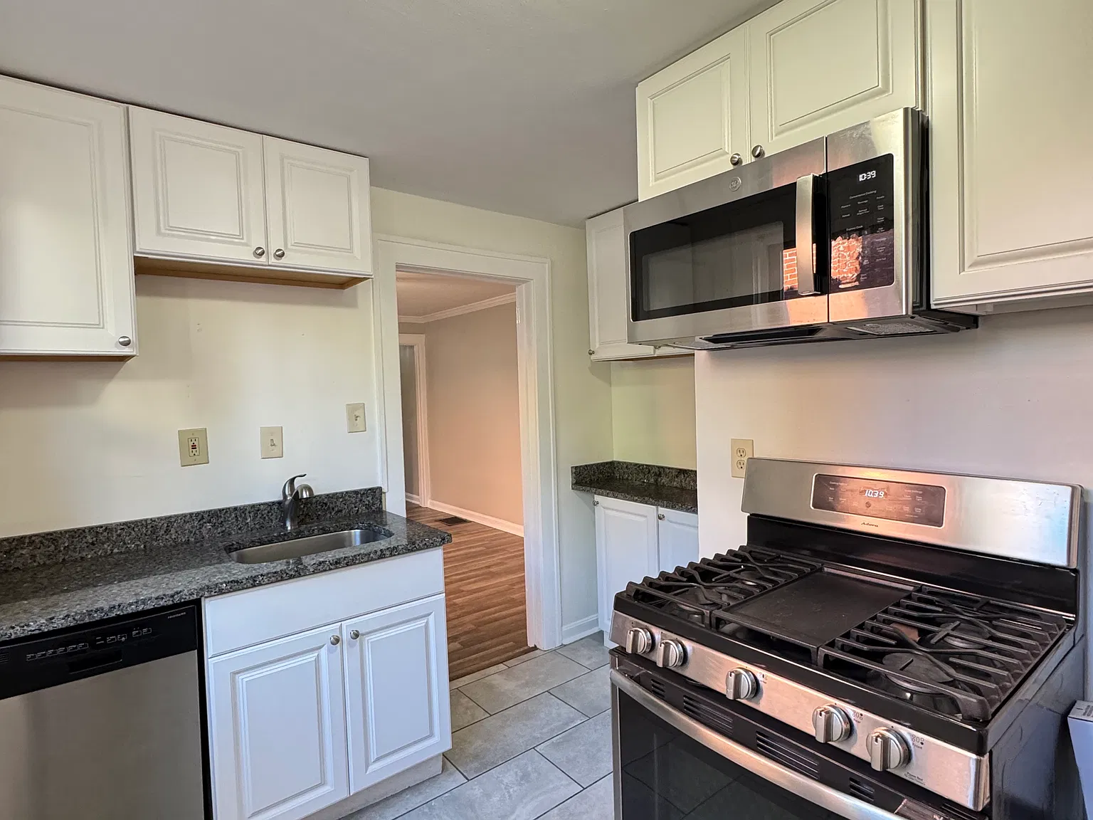 2 bed, $1,400 — Photo 2