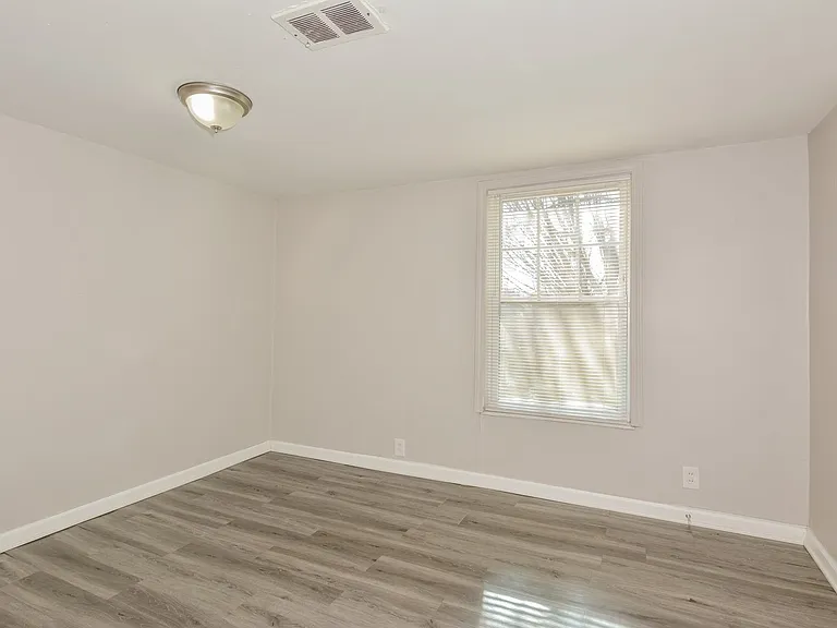 417926_027_bedroom_13458441.jpg