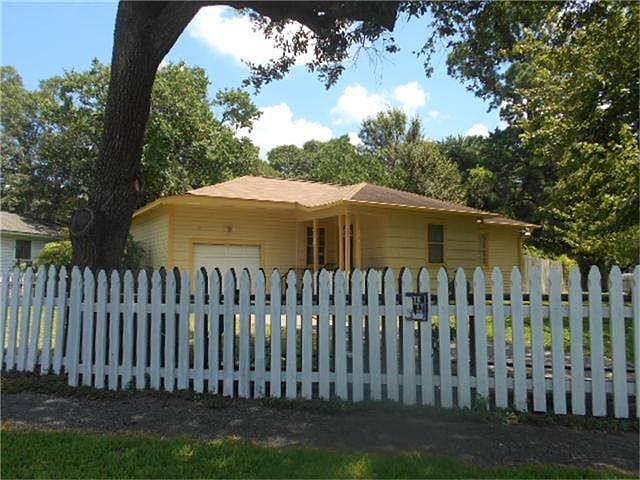 1st image of 302 Bluebonnet Dr